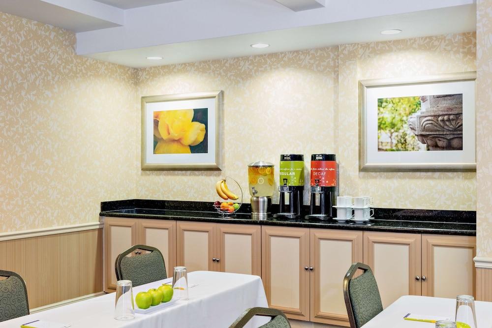 Hilton Garden Inn Фолсом Экстерьер фото